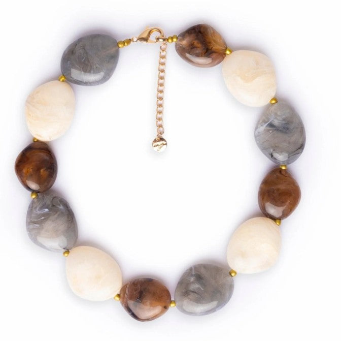 Mya Collana girocollo con pietre schiacciate in acrilico tono grigio