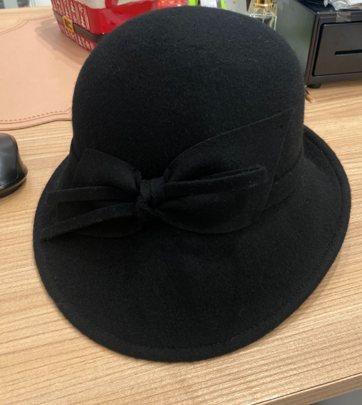 Alessandra C. Cappello con fiocco nero