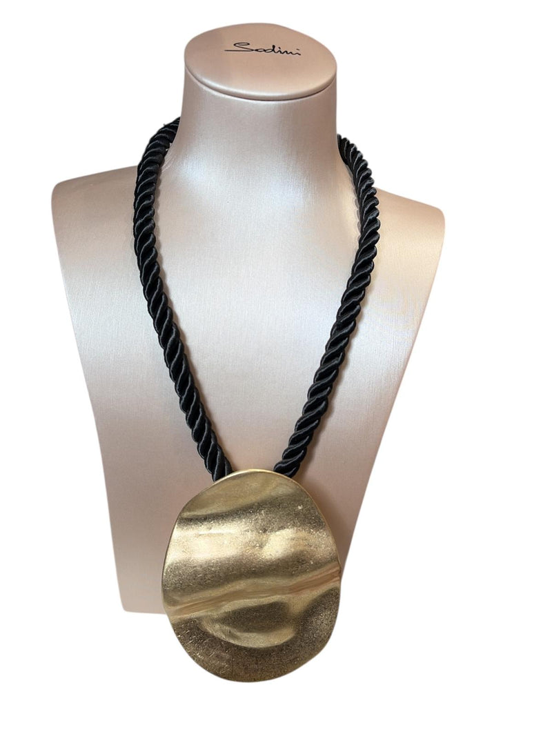 Mya Accessories Collana girocollo a laccio nero con pendente a medaglione con pietra in resina oro