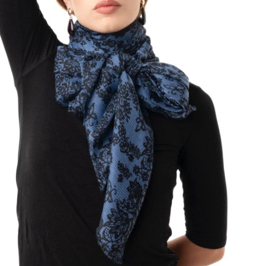 Mya Accessories Sciarpa in cotone blu con stampa a ricamo nera