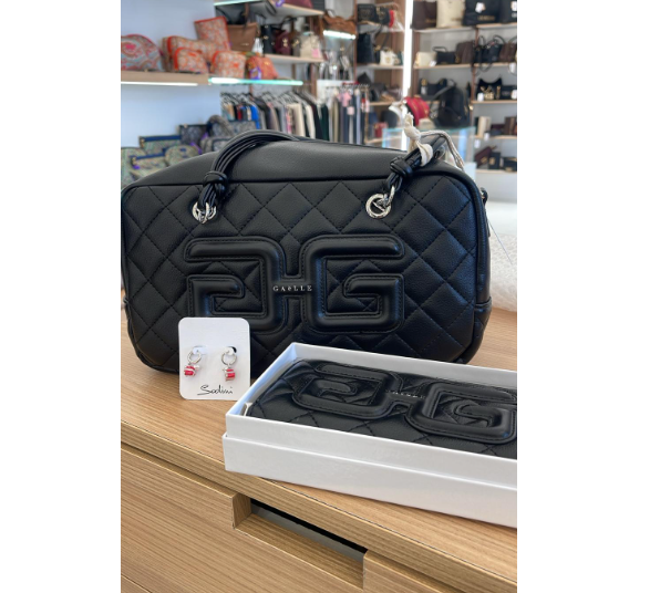 Gaelle Bauletto e portafoglio nero tik