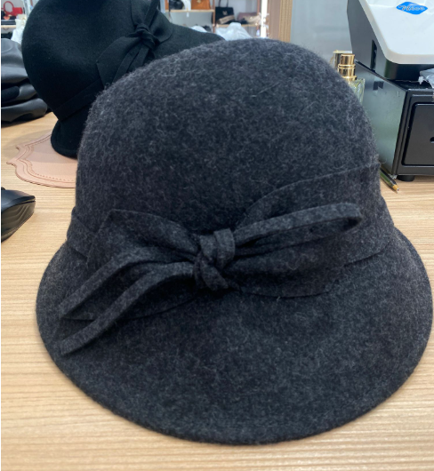 Alessandra C. Cappello con fiocco grigio