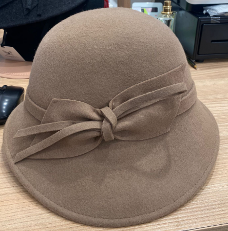 Alessandra C. Cappello con fiocco beige