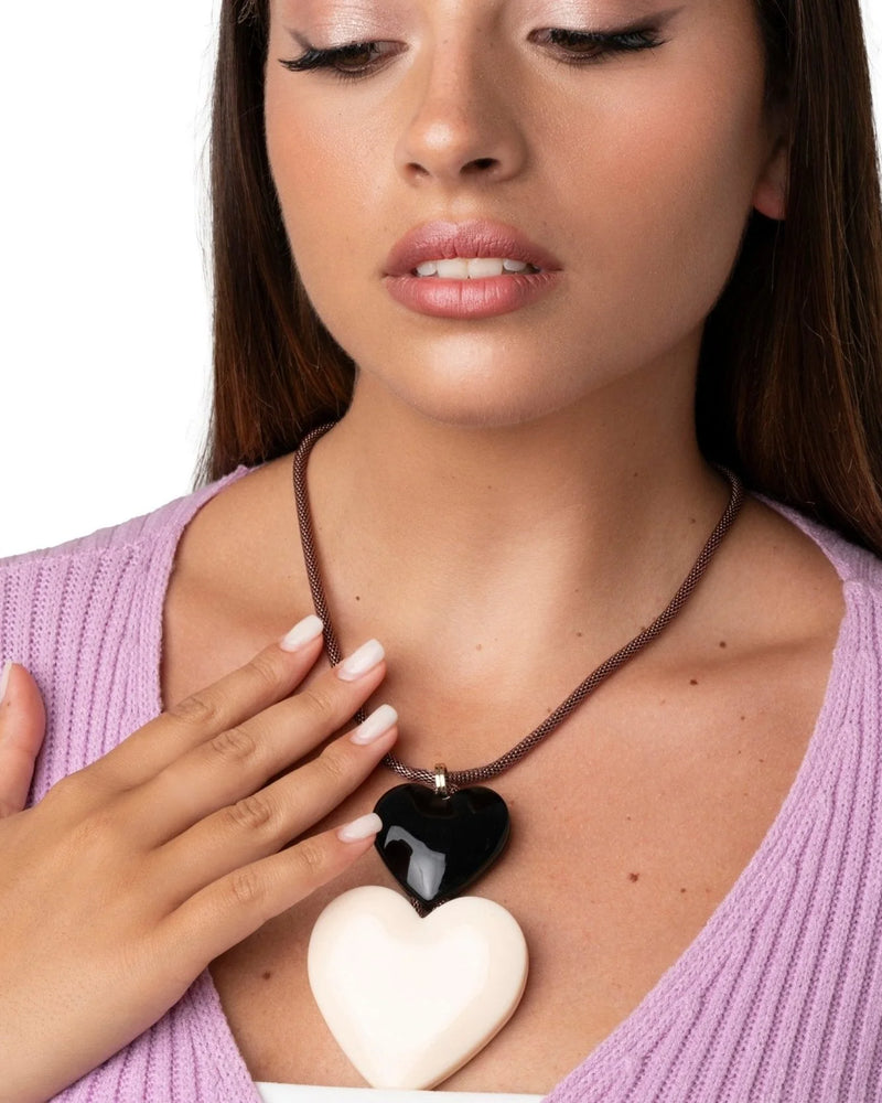 Mya Accessories Collana con laccio bronzato con pendente a doppio cuore bianco