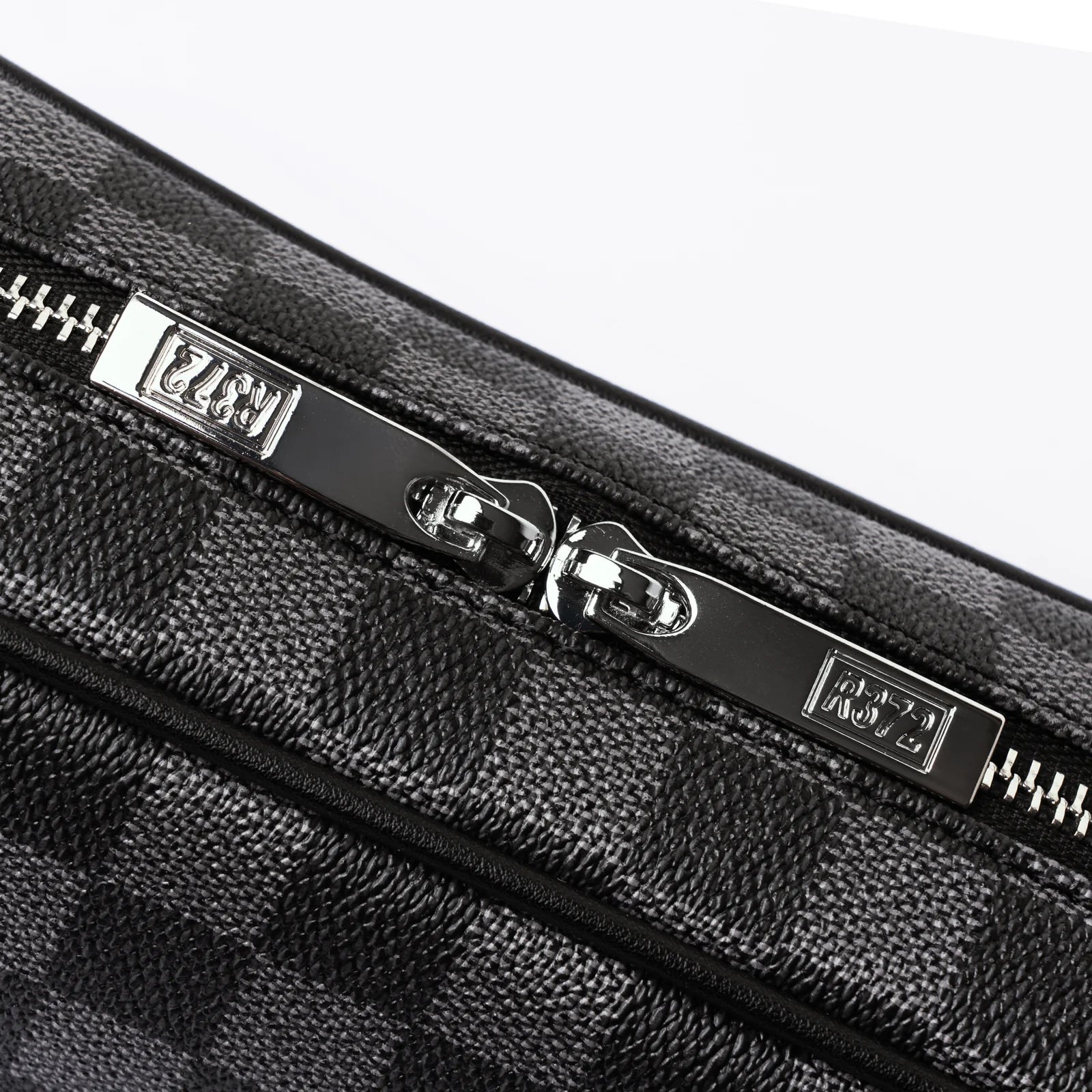 R372 Pochette a mano con tracolla P001 Nero